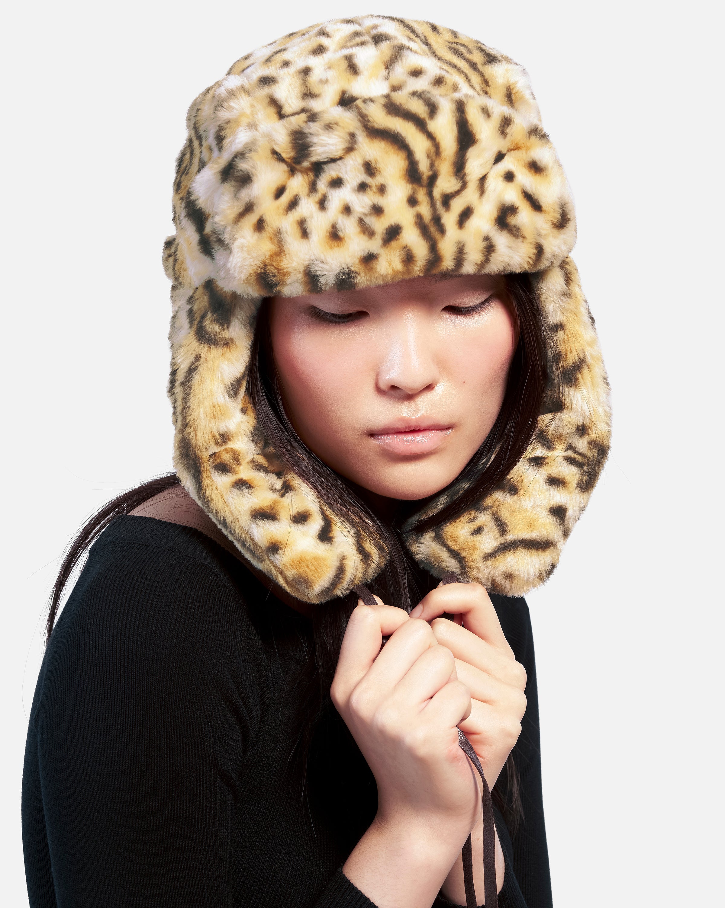 The Leopard Trapper will keep you wildly warm as the temptures drop. Featuring ear flaps that can be worn up or down this trapper has a padded crown and a 2 colour